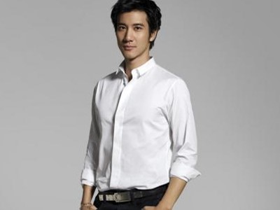 王力宏穿破洞袜惹争议 节目上被怂恿脱鞋暴露秘密