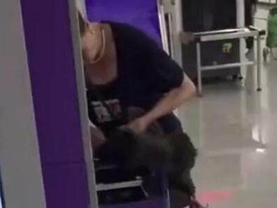 硬核大妈地铁杀鸡 杀鸡现场画面曝光其原因令人哭笑不得