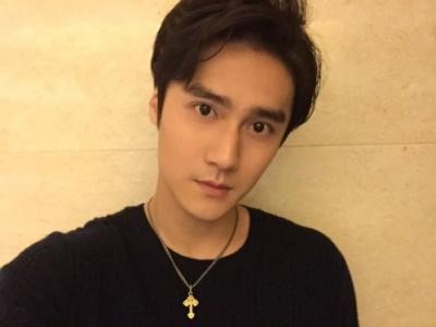 蒋劲夫热恋疑同居 穿抹胸现身约会颜高身材好