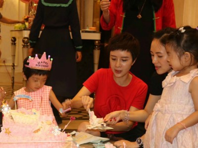 金巧巧女儿庆生宴 小西瓜生日现场照曝光长相随妈妈