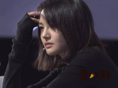 郑爽室内打伞防跟拍 跟拍无孔不入郑爽这举动又招黑