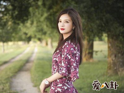 赵薇拍戏被偶遇 深夜现身边走边吃没想到你是这样的赵薇