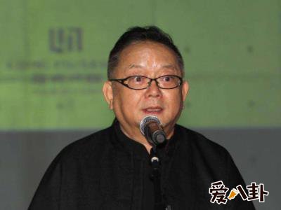 演员王刚结过几次婚 与现任小妻子网上认识60岁再当爹