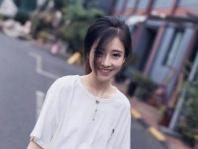 异口同声冯提莫旁边的是谁 数次被男嘉宾摸腿引热议