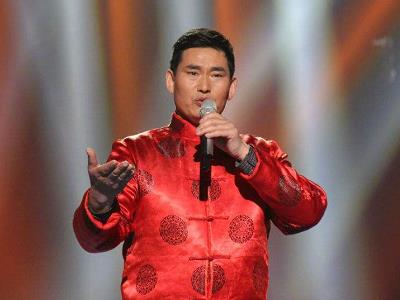 大衣哥是哪里人 大门被踹还笑脸陪拍为何陷如此尴尬之地