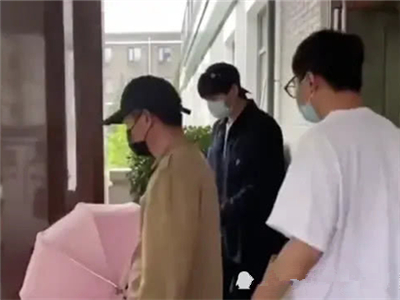 唐艺昕产后出院 张若昀喜获一小情人女儿粉丝婴儿车吸睛