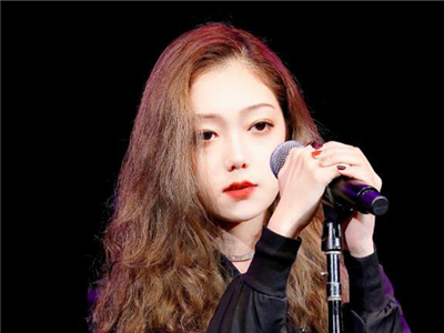 希林娜依高个人资料 深扒其家庭背景她是富二代吗