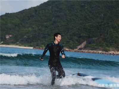 李现冲浪照片 曾经胖到160斤称大胖子的他厉害了