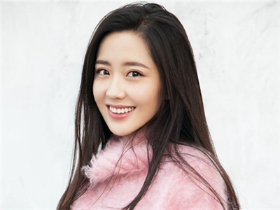 王艺瑾年龄多大 90后新人王艺瑾和妈妈年轻时一模一样