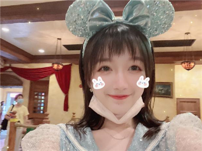 李浩菲真实身高多少 99年小姐姐进圈7年有什么背景