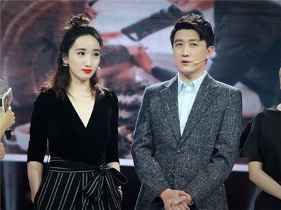 任东霖李依蔓接吻视频 李依蔓助阵老公台上秀恩爱