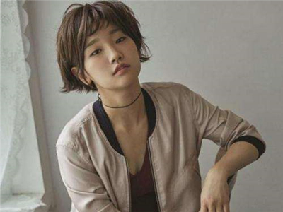 朴素丹家很有钱吗 撞脸金高银真实家世遭起底
