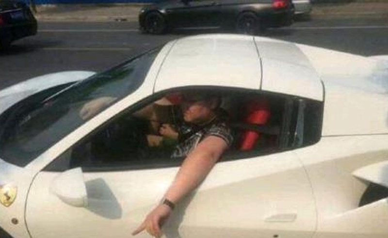 PDD的法拉利488豪车