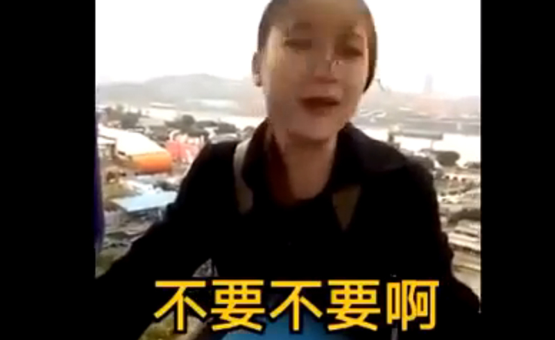 俄罗斯美女带你体验惊险蹦极