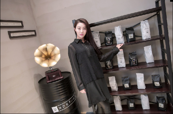 YY超颜值美女主播：朵朵写真照片