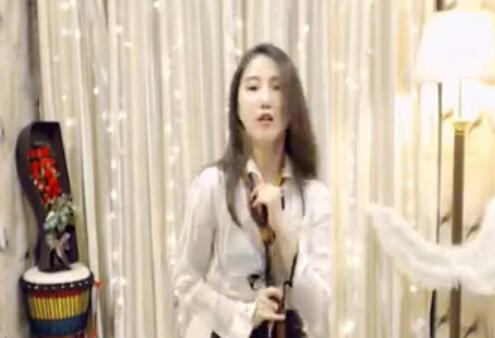 YY身材很好的美女主播穿心热舞视频