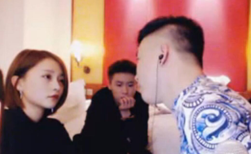yy刘一手撩妹被抓，女友大闹分手？