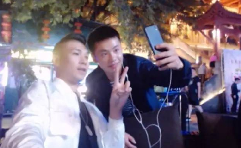 帅哥和天佑合照