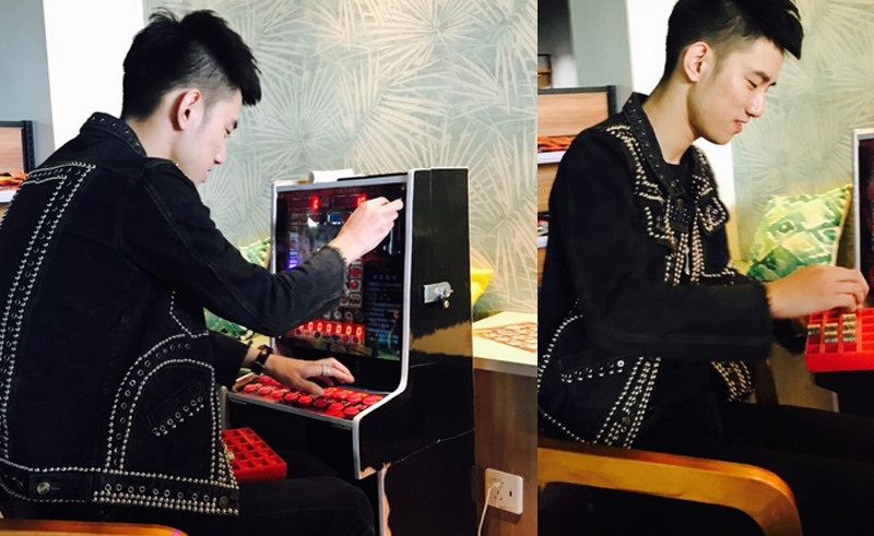 看这笑起来的样子可不就是个小男孩呢么