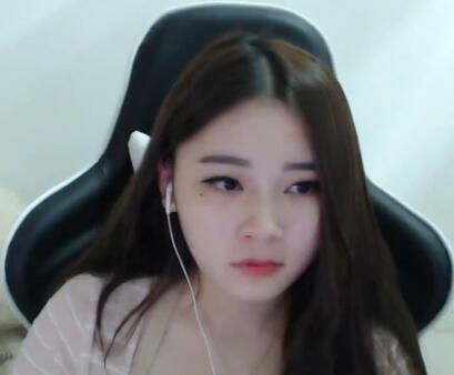 【萌面酥2017-01-01 20点直播回放】你们再说我胸是垫的就去换衣服了