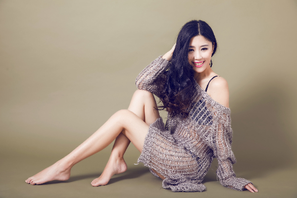 yy甜美与任性就是她—美女主播栾朵朵美照写真集！11
