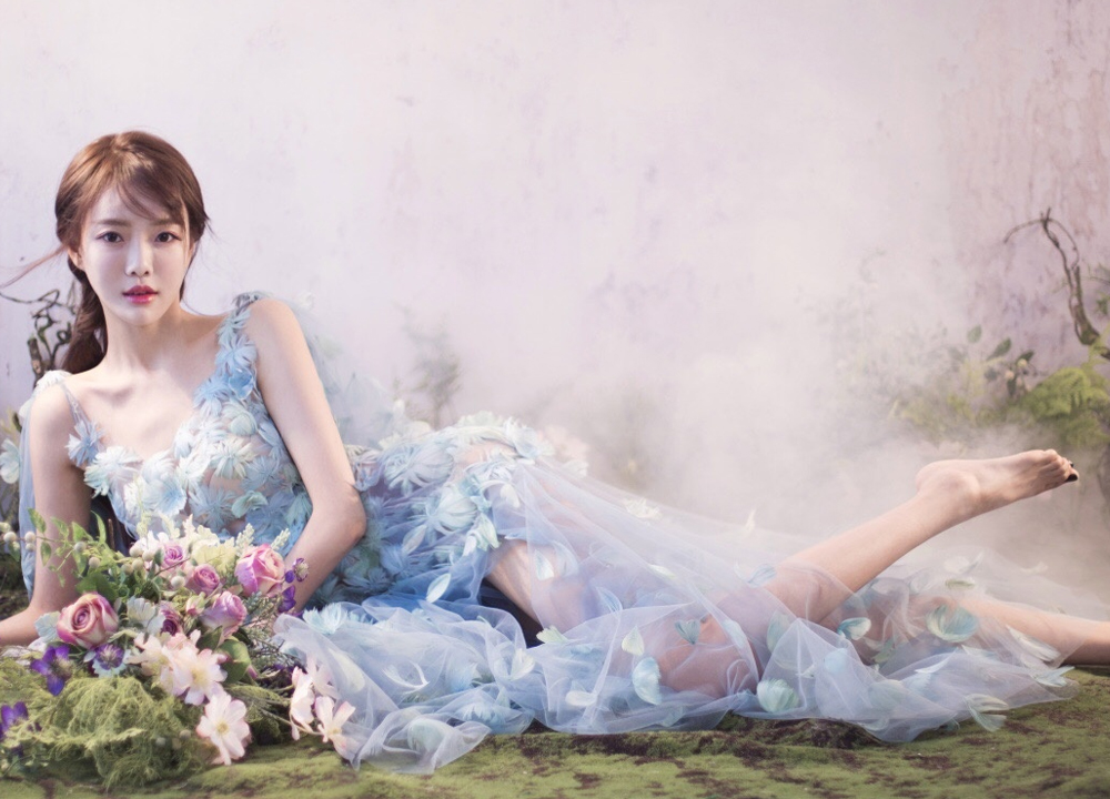 yy美女主播芮甜甜透视花瓣装性感写真照片1