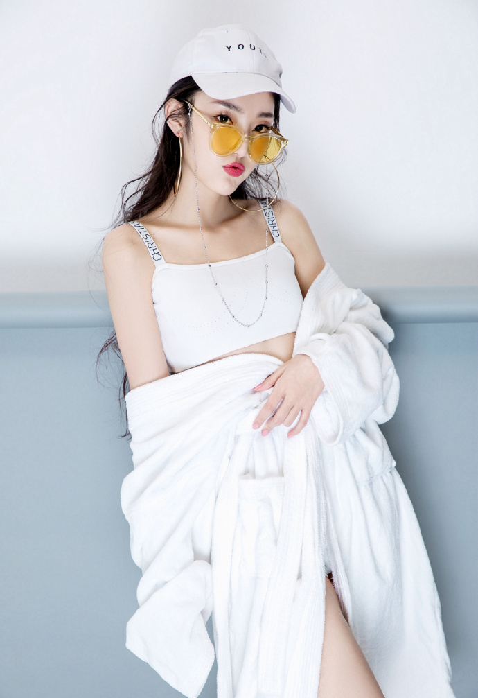 yy美女主播小茉然写真照10