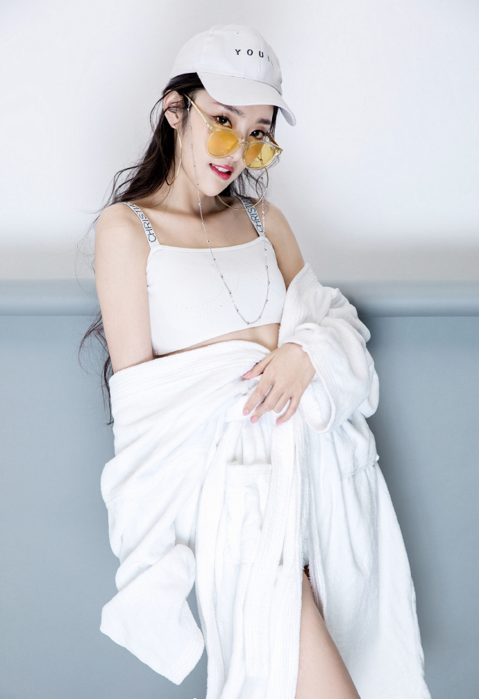 yy美女主播小茉然写真照11