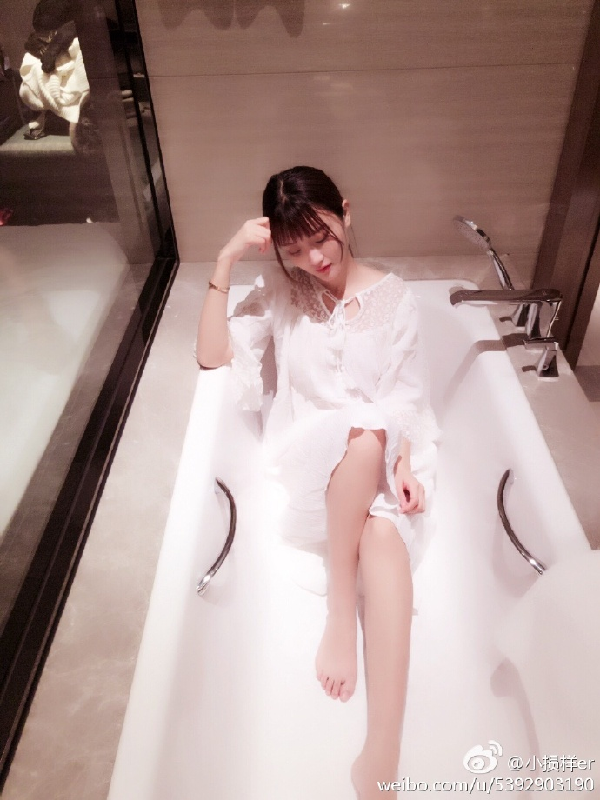 yy美女主播小损样私房照5