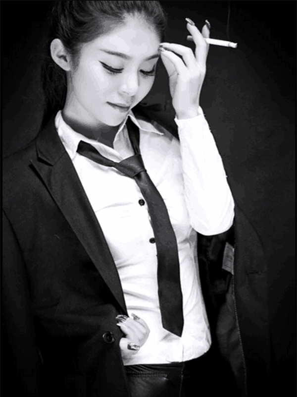 yyB类女王菲儿表演引粉丝疯狂，性感私照4