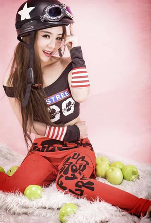 yyB类女王菲儿表演引粉丝疯狂，性感私照6