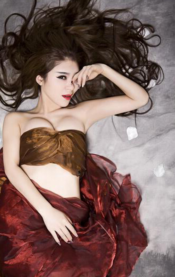 yyB类女王菲儿表演引粉丝疯狂，性感私照7