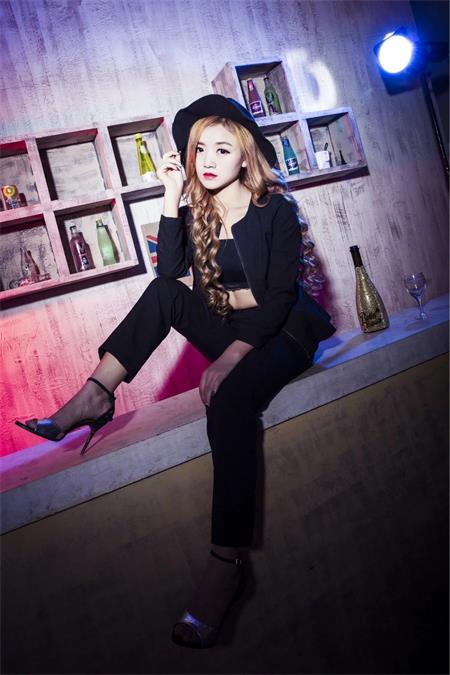 yy星梦女主播兰媚儿气质美妞照片1