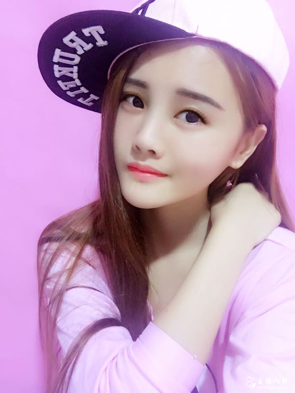 歪歪御风可爱美女主播抱抱照片1