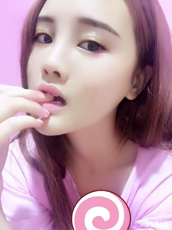 歪歪御风可爱美女主播抱抱照片2