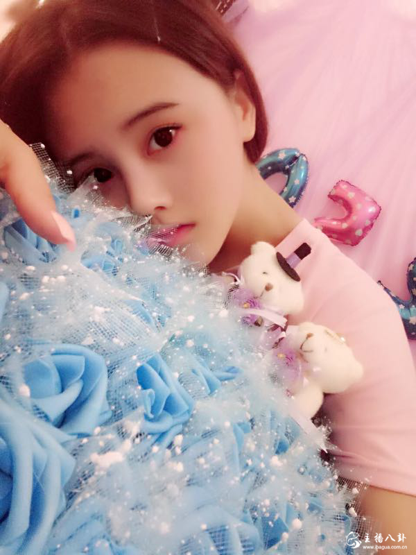 歪歪御风可爱美女主播抱抱照片3