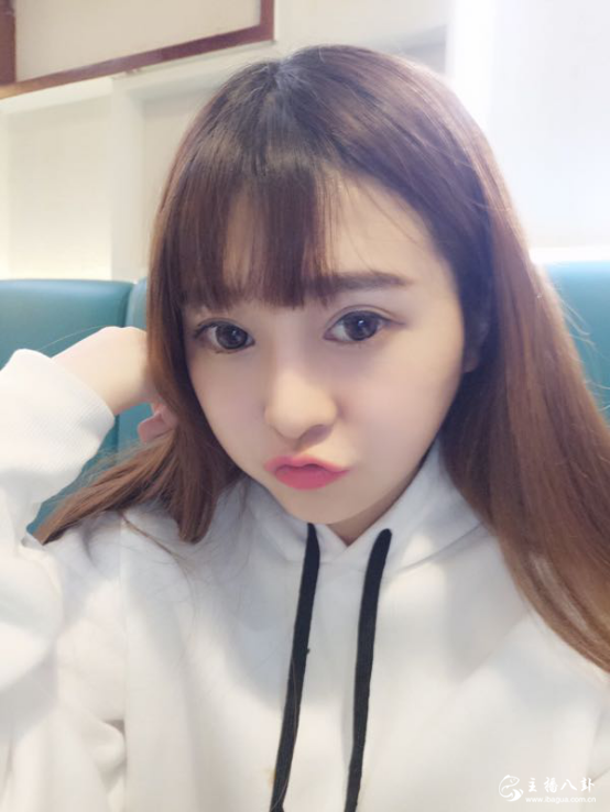 知性典雅不失风趣的帝王美女主播米乐私照1
