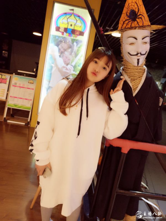 知性典雅不失风趣的帝王美女主播米乐私照2