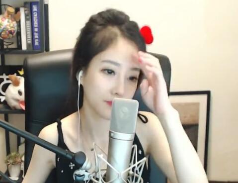冯提莫2017-08-04 1时5分直播录像回放 冯提莫：我爱唱歌~希望听到的你快乐~
