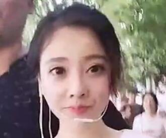 冯提莫2017-08-06 18时35分直播录像回放 冯提莫：西湖水上~边游边唱哟~