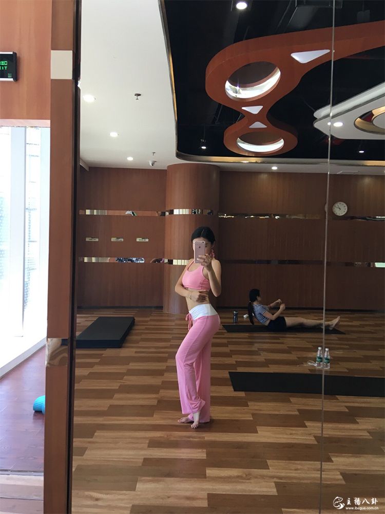 YY话社公会百遍精灵风骚动人美女主播芮宝性感私照1
