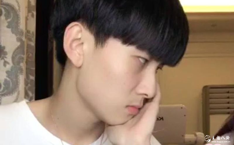 快手王乐乐直播骂小不点，被扇嘴巴！
