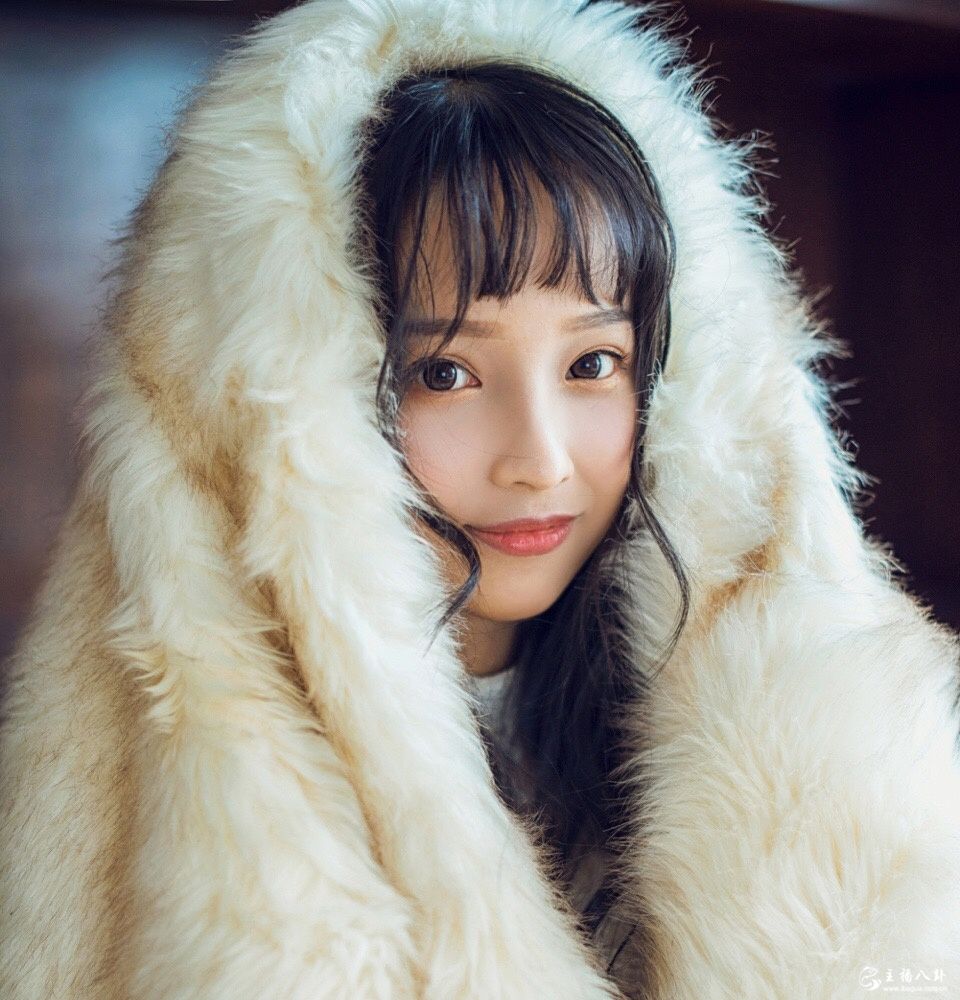 高颜值高学历学霸才艺女主播文小婧高清写真照片3