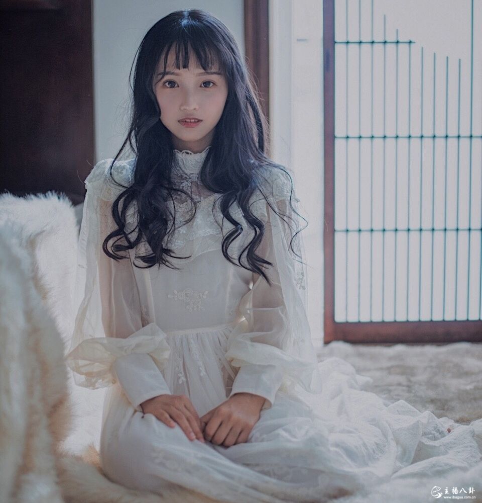 高颜值高学历学霸才艺女主播文小婧高清写真照片4