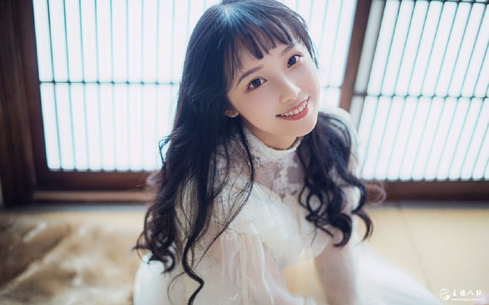 高颜值高学历学霸才艺女主播文小婧高清写真照片7
