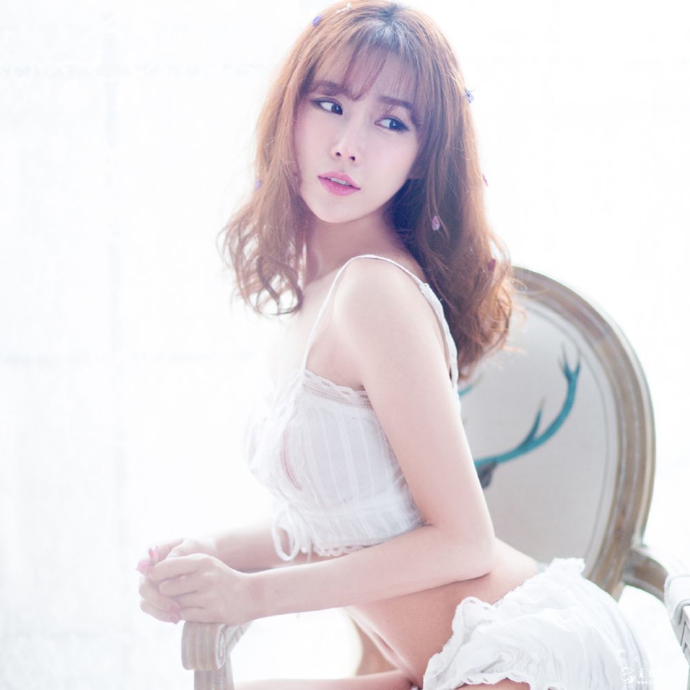 歪歪当红电母美女主播小露娜性感写真照片1