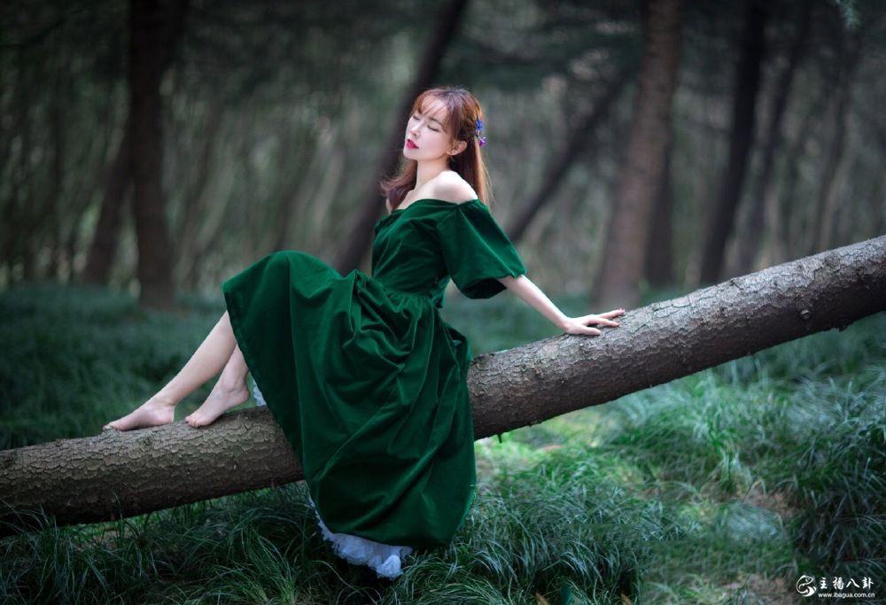 歪歪当红电母美女主播小露娜性感写真照片3