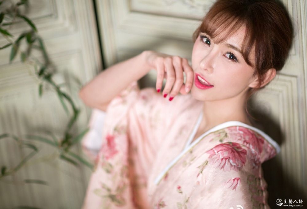 歪歪当红电母美女主播小露娜性感写真照片4