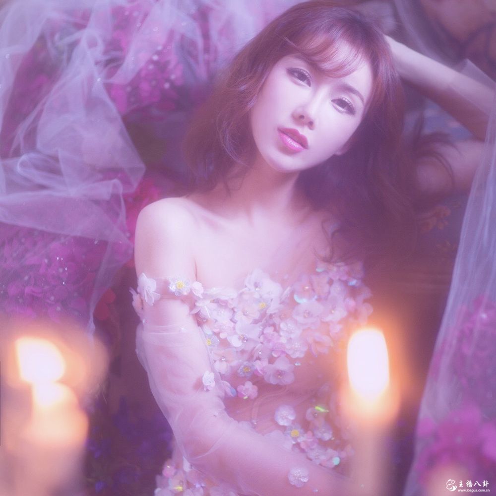 歪歪当红电母美女主播小露娜性感写真照片5