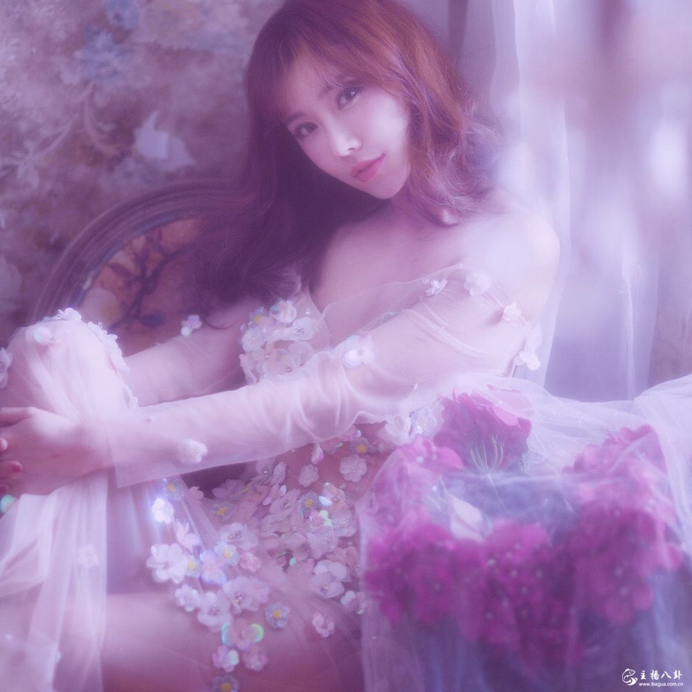 歪歪当红电母美女主播小露娜性感写真照片7